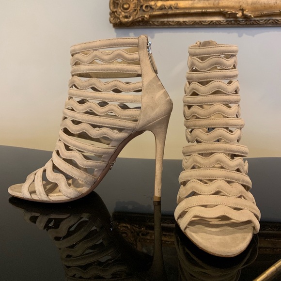 ⭕️ SOLD ⭕️ Prada cream heels - Picture 3 of 8